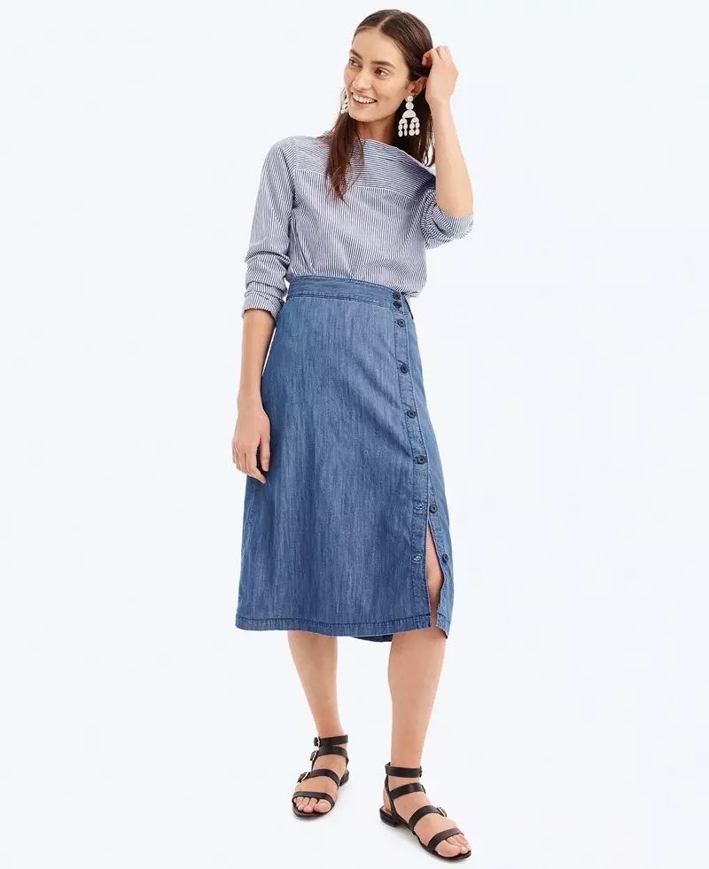 J. Crew Funnelneck röndótt skyrta, pils með hliðarhnöppum í Chambray og Circle Statement eyrnalokkum