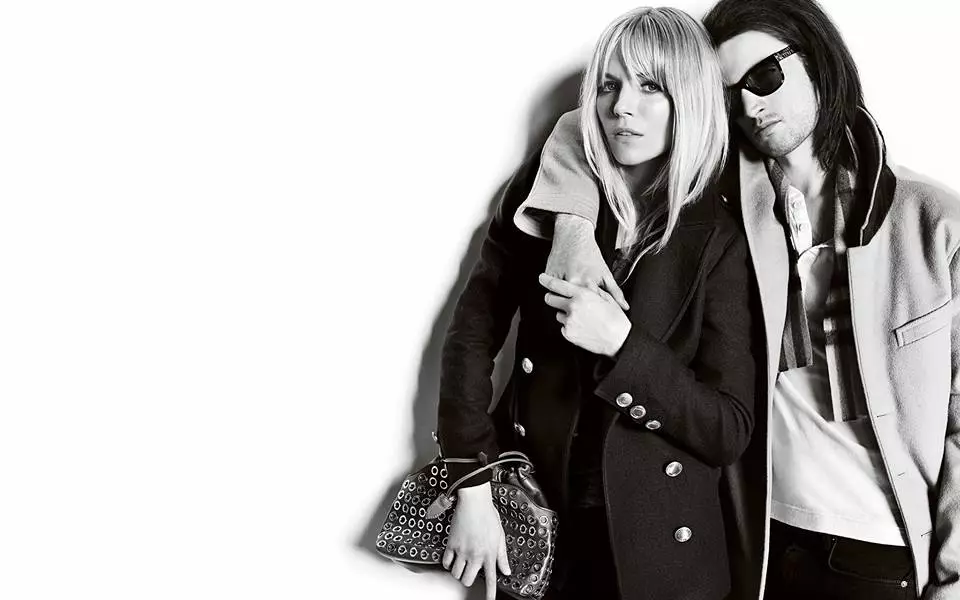 Sienna Miller stendur fyrir Burberry haustherferð 2013 með Beau Tom Sturridge