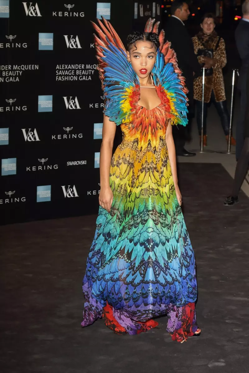 Roedd FKA Twigs yn edrych yn enfys yn wych mewn golwg vintage Alexander McQueen ar yr arddangosfa 'Alexander McQueen: Savage Beauty' yn 2015. Llun: Landmark / PR Photos