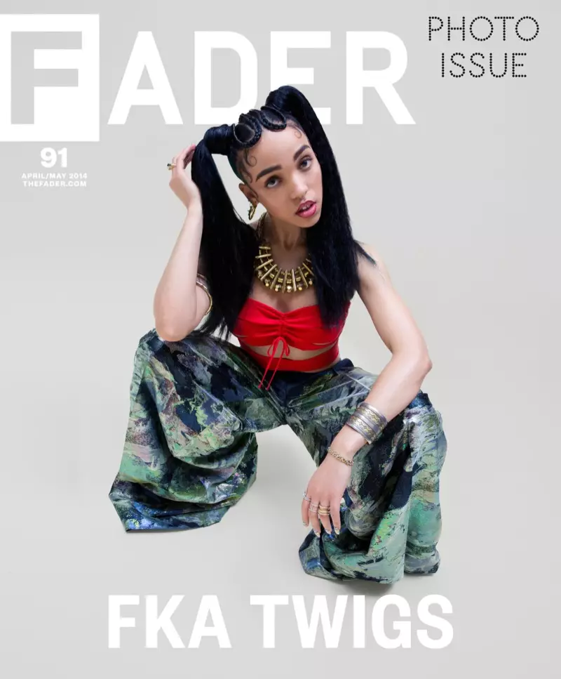 FKA Twigs Fader Magazine කවරයේ ඇගේ වෙළඳ ලකුණ pigtails, red top සහ baggy කලිසම් පැළඳ සිටී.