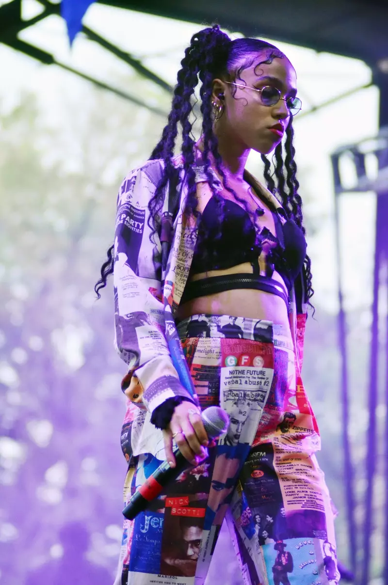 Koncertā 2014. gada Pitchfork mūzikas festivālā FKA Twigs valkā aproci ar biksēm ar augstu vidukli un pieskaņotu jaku. Foto: Daniels Loks / PR Photos