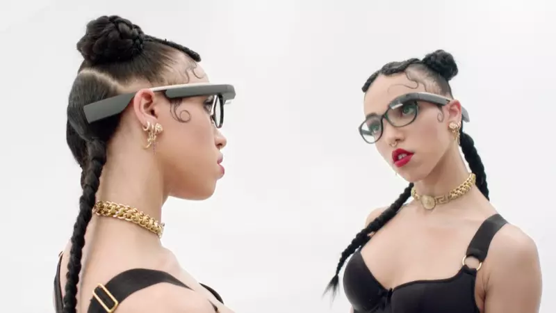 Voici FKA Twigs dans une image tirée d'une vidéo Google Glass. La chanteuse allie technologie et style avec une bralette noire et des bijoux en or.