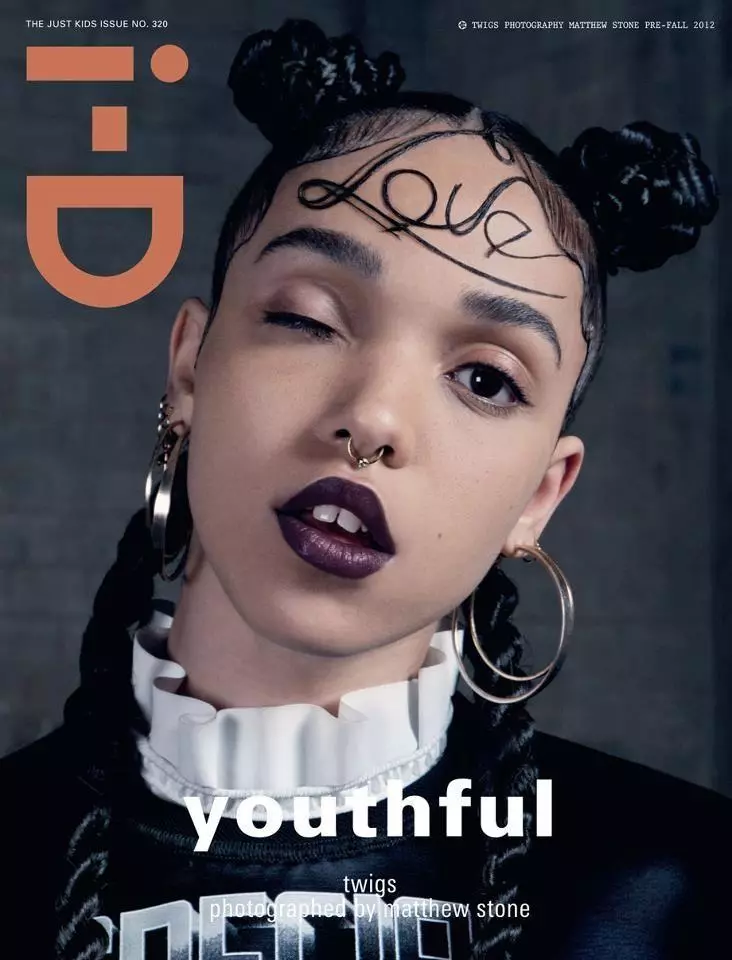 FKA Twigs i-D журналының 2012 елның көзенә кадәрге беренче журнал журналының тышлыгын урнаштырды.