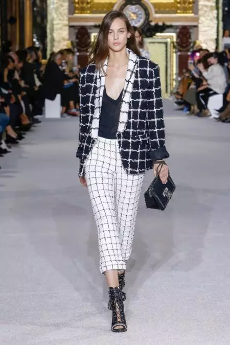 Balmain bietet Luxe Monochrome für das Frühjahr 2018 an