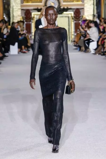 Balmain வசந்த 2018 க்கான Luxe Monochrome வழங்குகிறது