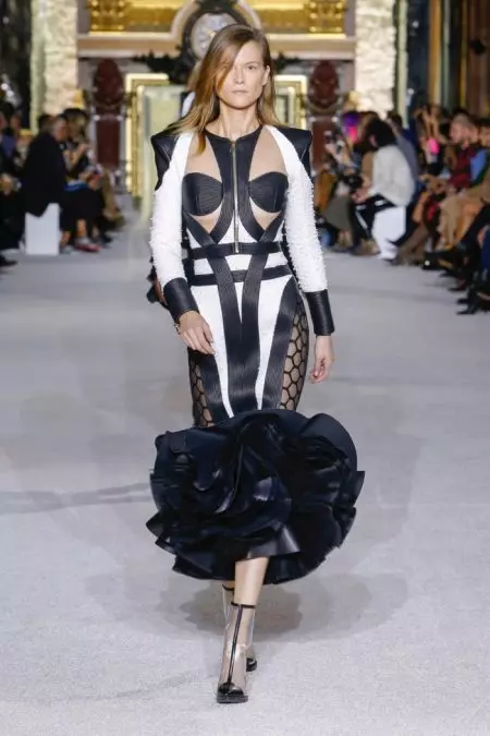 Balmain வசந்த 2018 க்கான Luxe Monochrome வழங்குகிறது