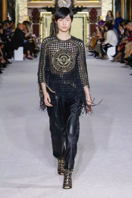 Balmain વસંત 2018 માટે લક્સ મોનોક્રોમ ઓફર કરે છે