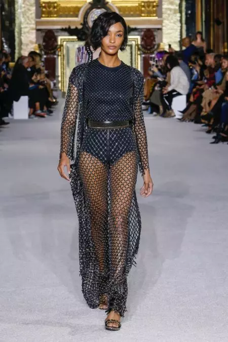 Balmain வசந்த 2018 க்கான Luxe Monochrome வழங்குகிறது