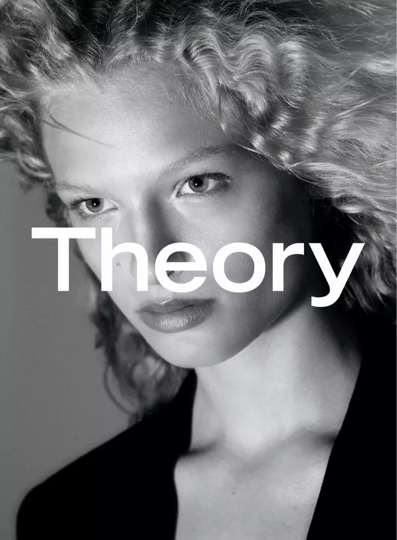 Frederikke Sofies charakteristische blonde Wellen sind für die Herbstwerbung von Theory zu sehen