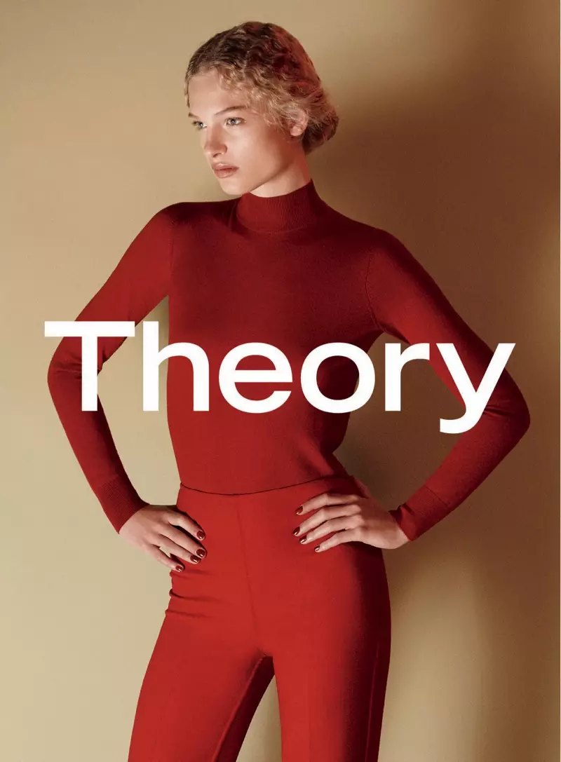 Kampanye iklan Theory's fall 2016 menampilkan mock neck merah dan celana berpinggang tinggi