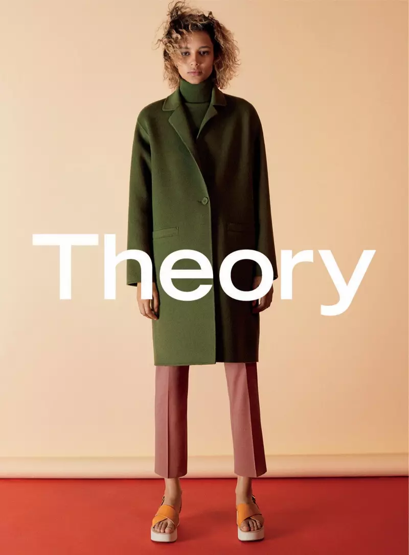 Binx Walton porte une veste verte et un pantalon court dans la campagne automne 2016 de Theory