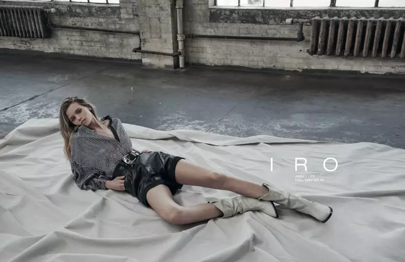 Abbey Lee Kershaw posa con estilo casual para la campaña otoño-invierno 2019 de la IRO