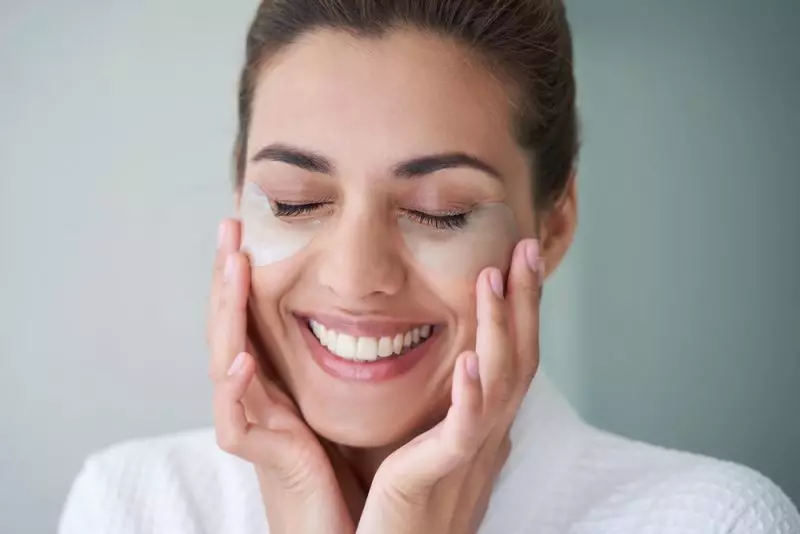 mujer, llevando, cara, tratamiento, sonriente