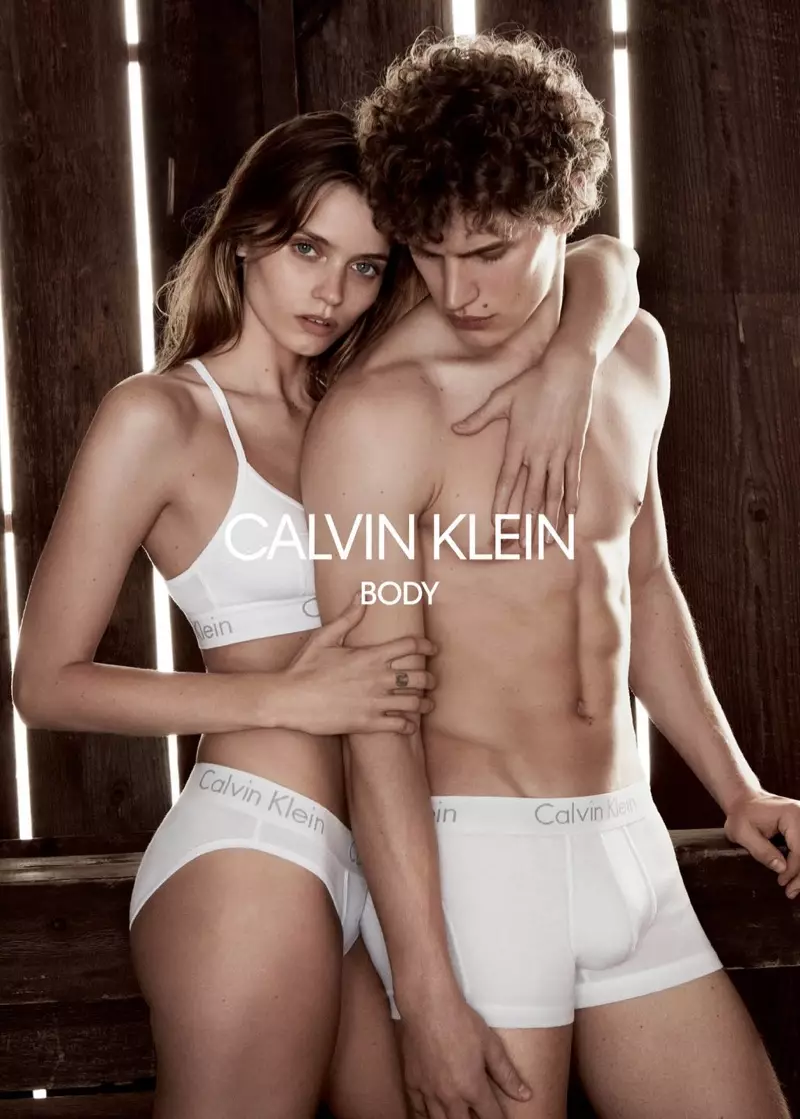 Эбби Ли Кершоу Тимо Бауман менен Calvin Klein ич кийиминин 2018-жылдын жаз-жай өнөктүгүндө