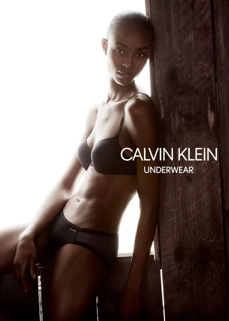 Alicia Burke di kampanyaya bihar-havîna 2018 ya Calvin Klein Underwear de xuya dike