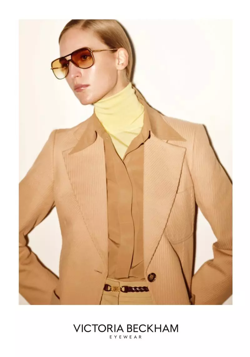 D'Vanessa Axente setzt eng Pose an der Victoria Beckham Eyewear Fréijoer-Summer 2020 Kampagne.