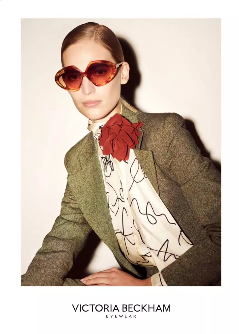 Vanessa Axente trasmette vibrazioni retrò nella campagna Victoria Beckham Eyewear primavera-estate 2020.