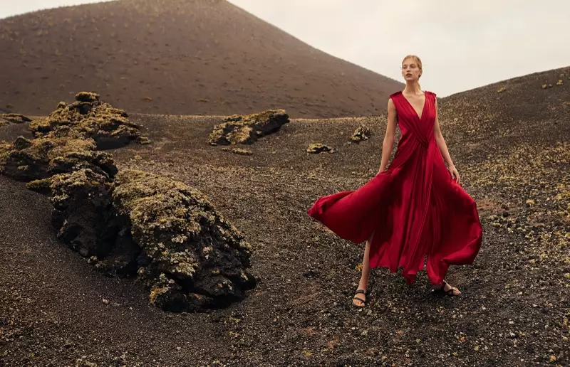 Vanessa Axente ස්පාඤ්ඤයේ Harper's Bazaar හි එළිමහන් විලාසිතා වැලඳ ගනී