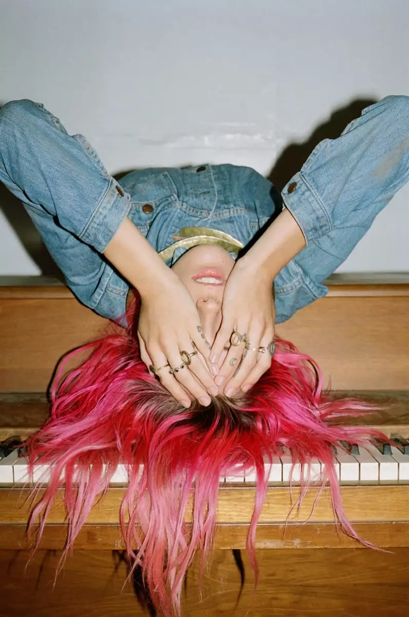 Chloe Norgaard poséiert fir 2Banditen Fréijoer 2014 Lookbook