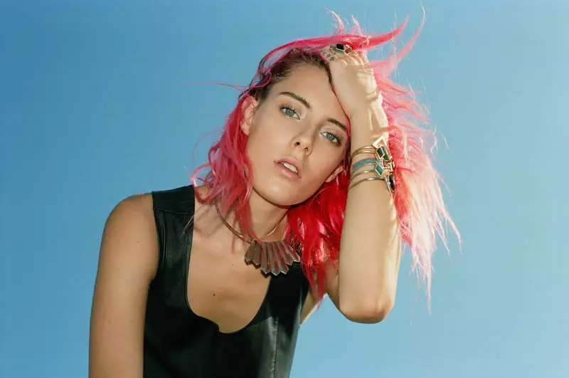 Chloe Norgaard 2Bandits ବସନ୍ତ 2014 ଲୁକ୍ବୁକ୍ ପାଇଁ ପୋଜ୍ |