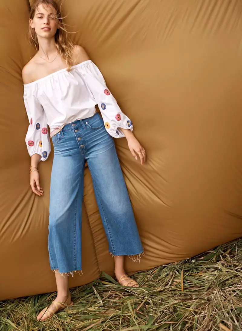 Madewell Embroidered Off-the-Shoulder Top, Wide-Leg Crop Jeans: Button-Front Edition en The Boardwalk Multistrap Sandal