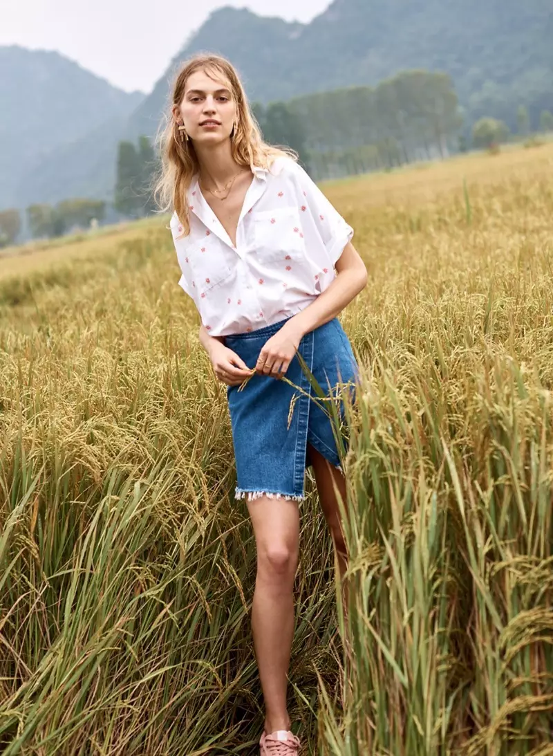 Madewell Embroidered Daisy Courier Shirt, Denim Wrap Mini Skirt en Mixed-Metal Email Earrings