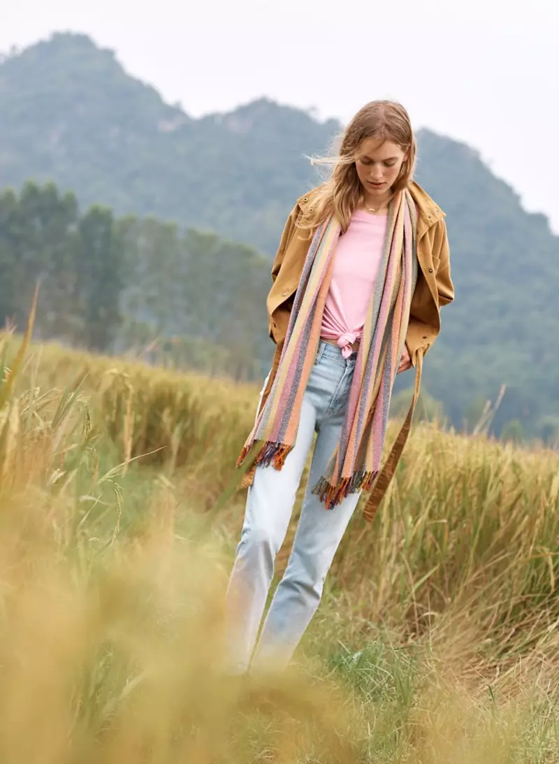 Madewell Southlake Militè Jacket, Knot-Front Tee, Jean pafè pandan ete a nan Fitzgerald Wash ak Rainbow Stripe Cape foula