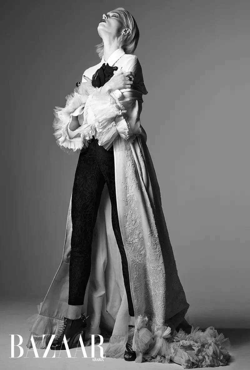 Chụp ảnh đen trắng, Coco Rocha mặc trang phục nhiều lớp cho tính năng