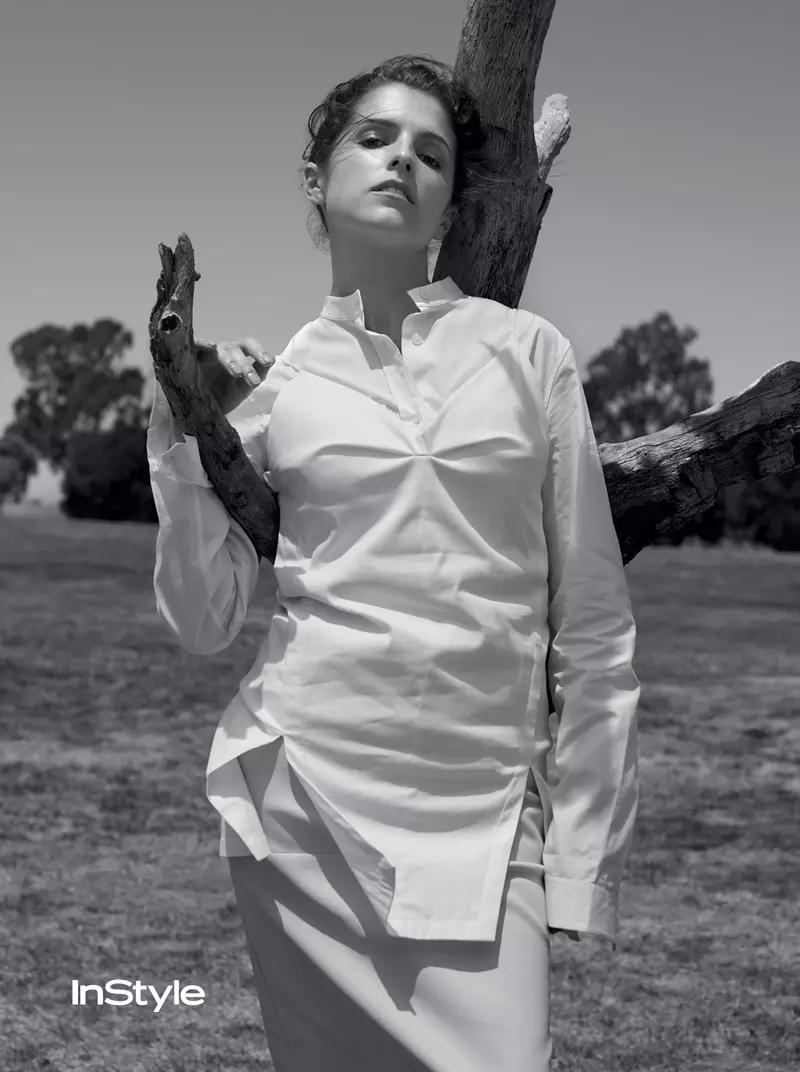 Aktorino Anna Kendrick tenas ĝin senĝena en blanka ĉemizo kaj jupo