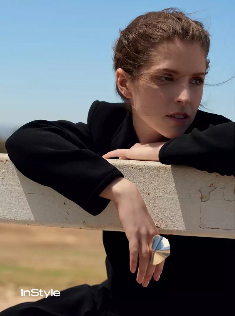 Anna Kendrick tumuju ing njaba kanggo InStyle UK