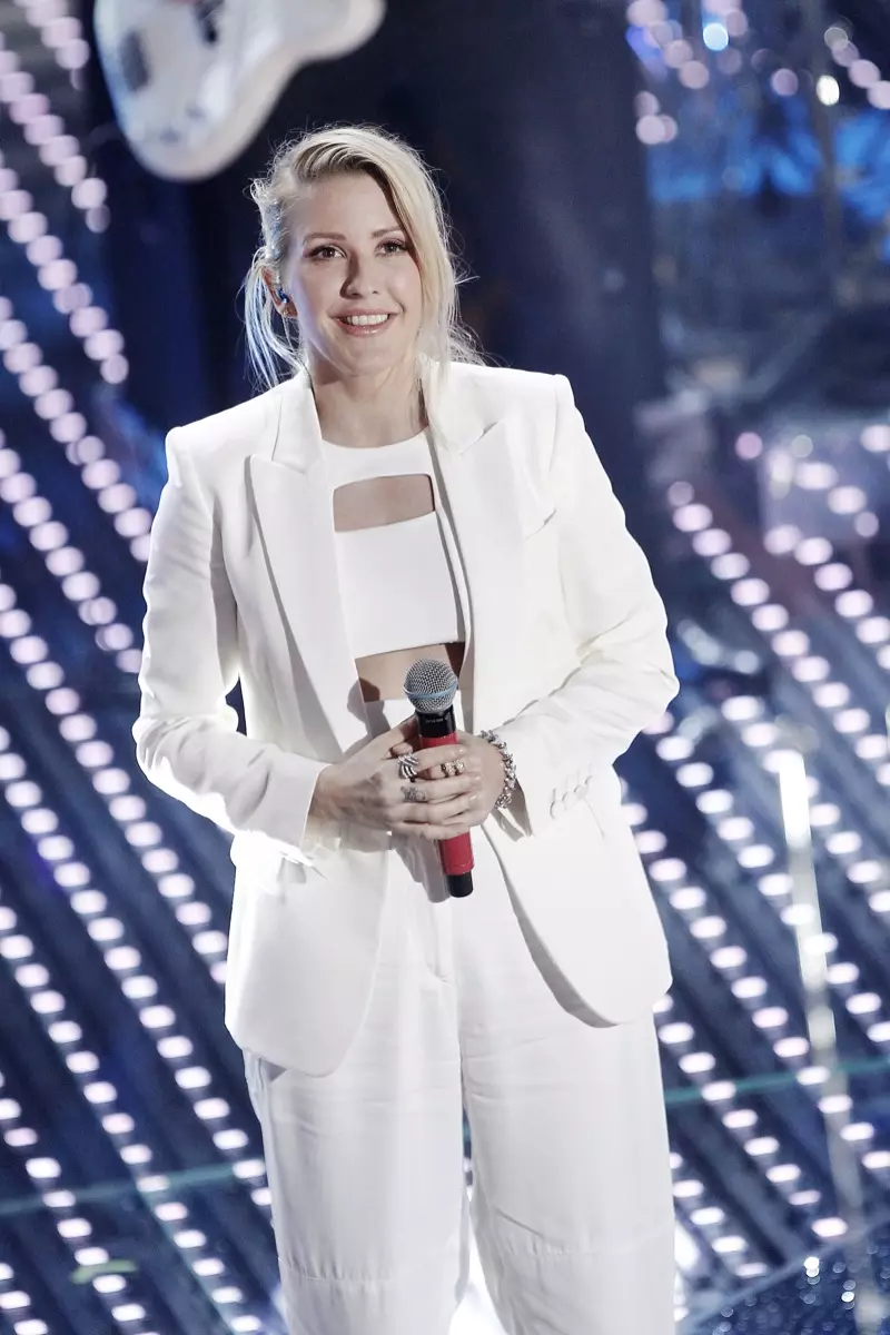 FEBRUARY 2016: Ellie Goulding na-eme na 2016 Sanremo Italian Song Festival na-eyi uwe ogologo ọkpa na-acha ọcha nke nwere elu bepụ. Foto: Andrea Raffin / Shutterstock.com