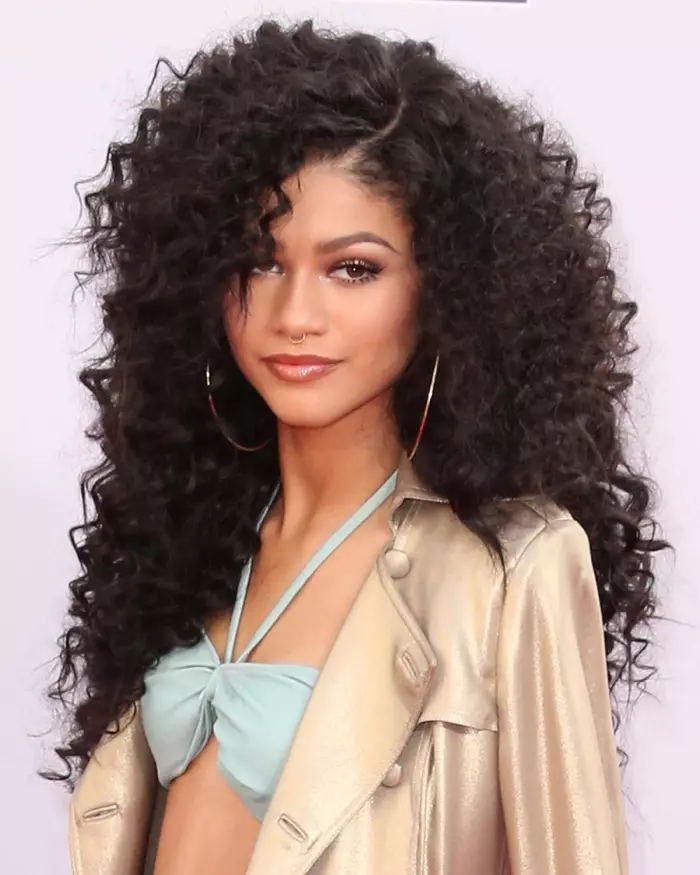 Zendaya napumpuje objem pomocí nádherného a dlouhého kudrnatého účesu. Foto: Helga Esteb / Shutterstock.com