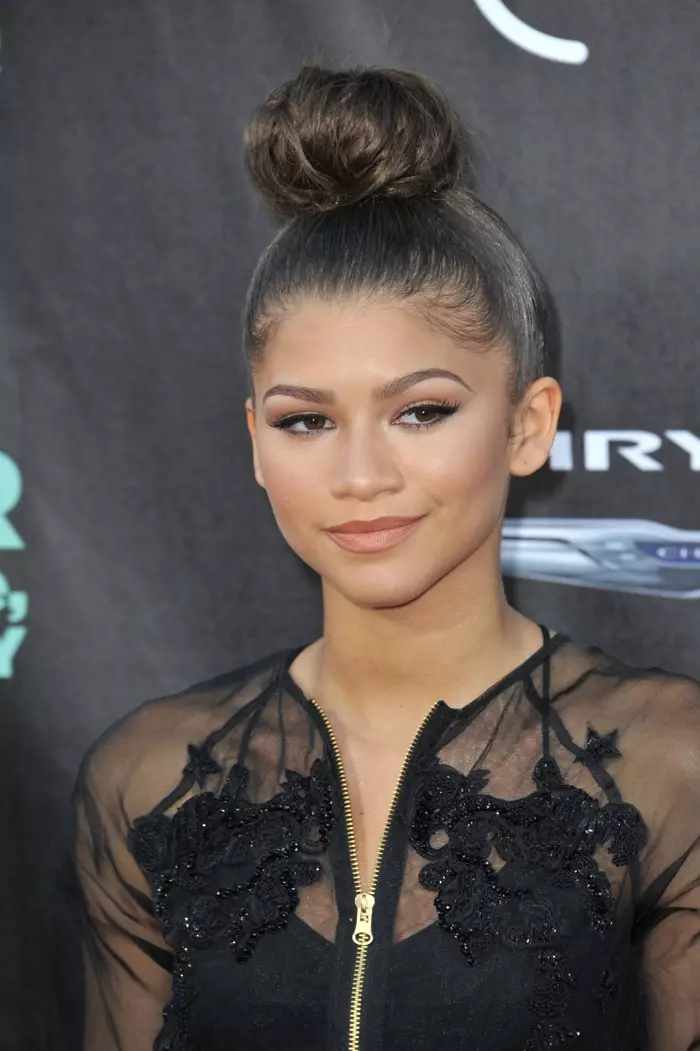 Zendaya va optar per un monyo alt amb aquest pentinat elegant. Foto: Jaguar PS / Shutterstock.com