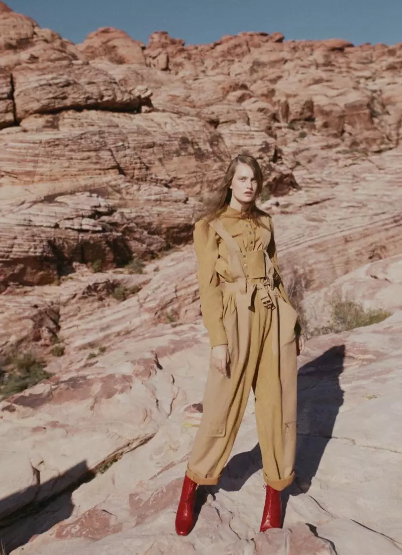 Victoria Anderson Models Chic Desert Styles kwa Marie Claire Australia