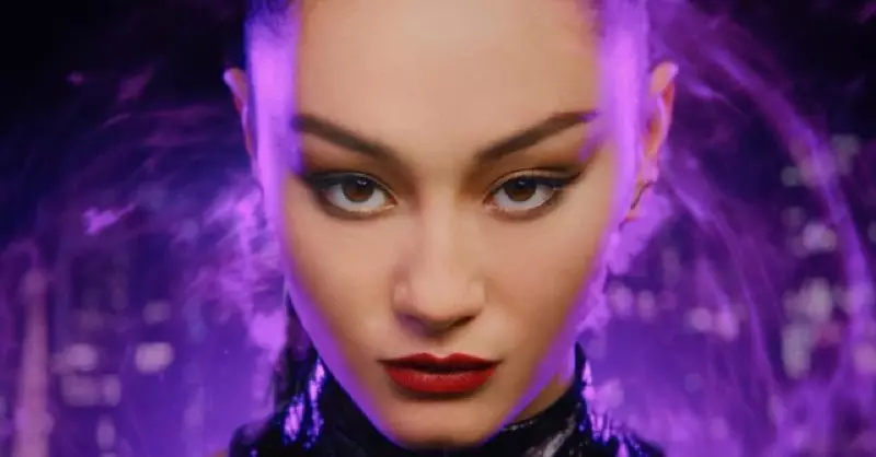 Zuzu Albano aparece na película Marvel x Maybelline.