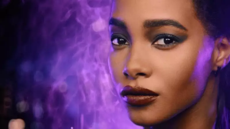 Tami Williams spelar huvudrollen i kampanjfilmen Marvel x Maybelline.