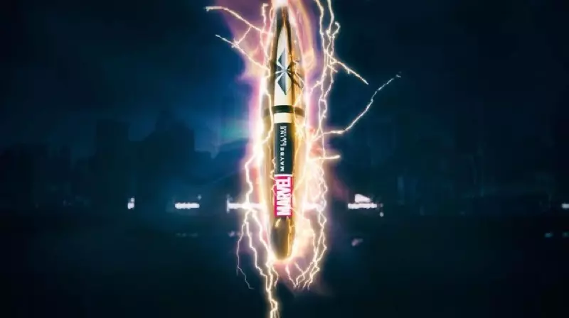 Primer plano de la colección de maquillaje Marvel x Maybelline.