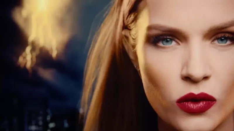 Nakuha ni Josephine Skriver ang kanyang closeup sa pelikulang Marvel x Maybelline.