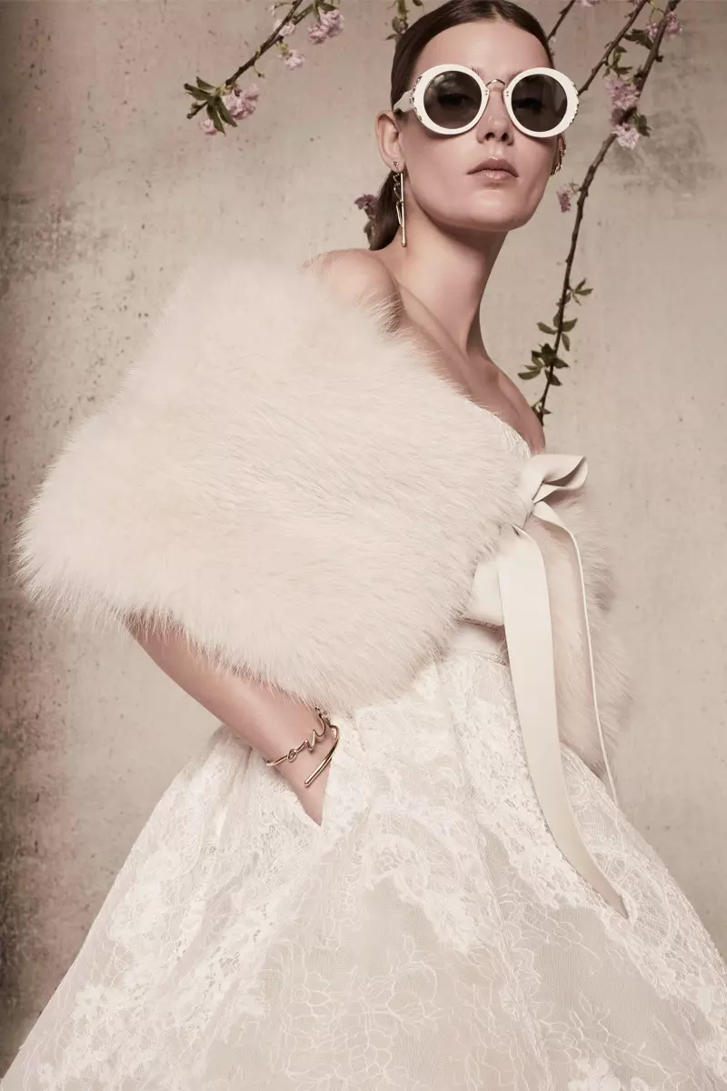 Fur stole en jurk mei bûsen út Elie Saab's maitiid 2018 Bridal kolleksje