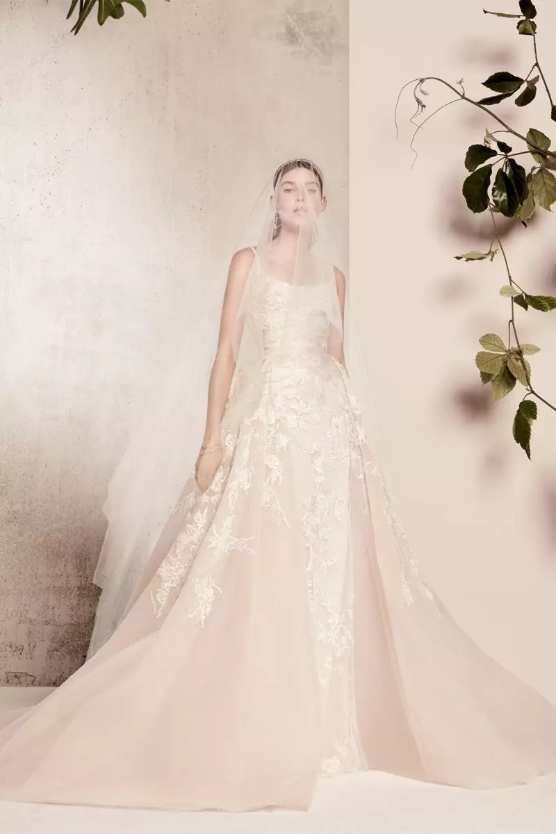 Sheer veil ug walay bukton nga binordahan nga gown gikan sa spring 2018 Bridal collection ni Elie Saab