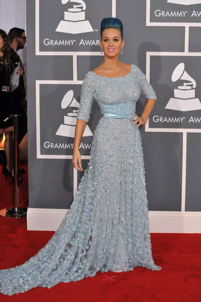 Katy Perry și-a asortat părul albastru cu un look Elie Saab Haute Couture de primăvară 2012 la cea de-a 54-a ediție anuală a Premiilor Grammy. Fotografie: Shutterstock.com