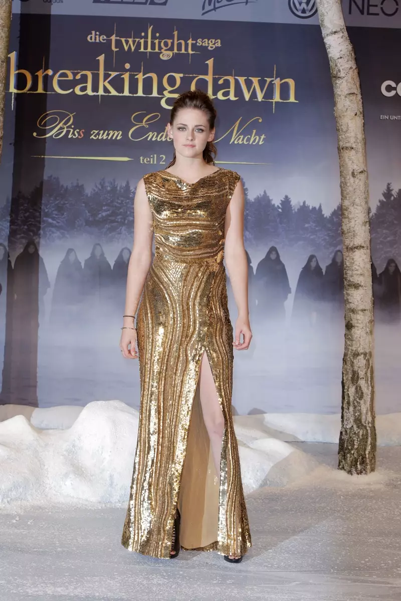 Cafodd Kristen Stewart ei goreuro mewn gwisg aur Elie Saab Fall 2012 yn y premiere 'Twilight Saga: Breaking Dawn - Part 2' yn Berlin. Llun: I ffwrdd! / Lluniau Cysylltiadau Cyhoeddus