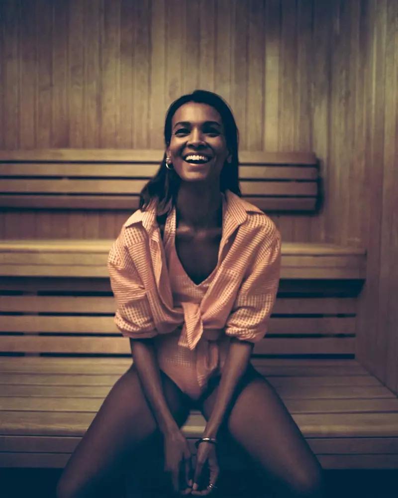 Liya Kebede pozuoja „LemLem Swimwear“ žurnalui „Kaip išlaidauti“.