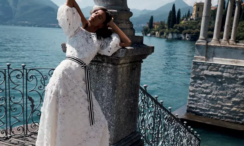 Model Liya Kebede nganggo blus sareng rok Zimmermann Super Eight Lift Off