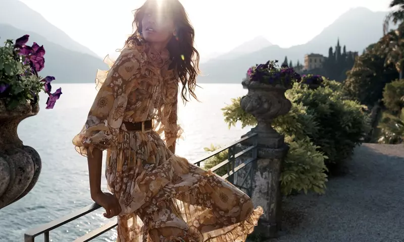 Liya Kebede poze nan Lake Como, Itali, pou kanpay Zimmermann resort 2020