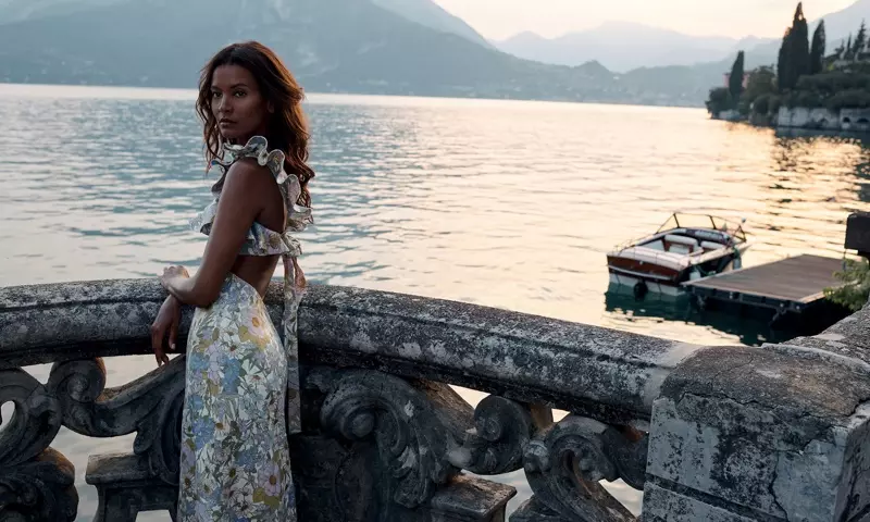 Liya Kebede pozuoja su gėlėmis marginta suknele „Zimmermann resort 2020“ kampanijai