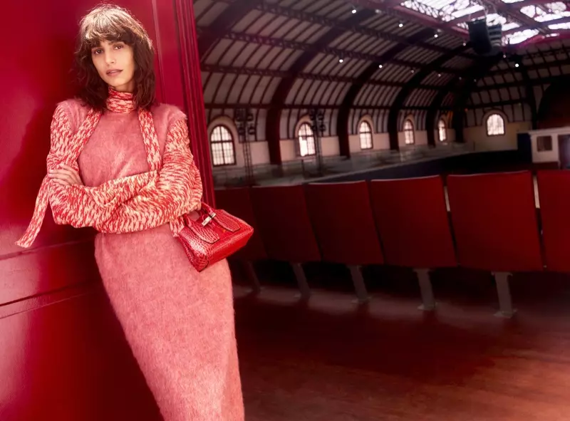 Vestida de rojo, Mica Arganaraz encabeza la campaña otoño-invierno 2021 de Longchamp.