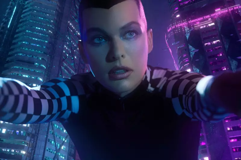 Milla Jovovich Enkanaligas Sci-Fi Vibes por V Revuo