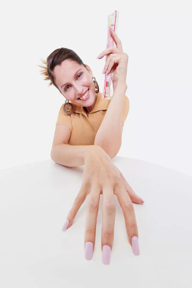 Laetitia Casta praler med en pink manicure i Jacquemus efterår-vinter 2020-kampagne.