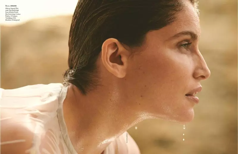 Laetitia Casta Smolders yn simmerstilen foar ELLE Frankryk